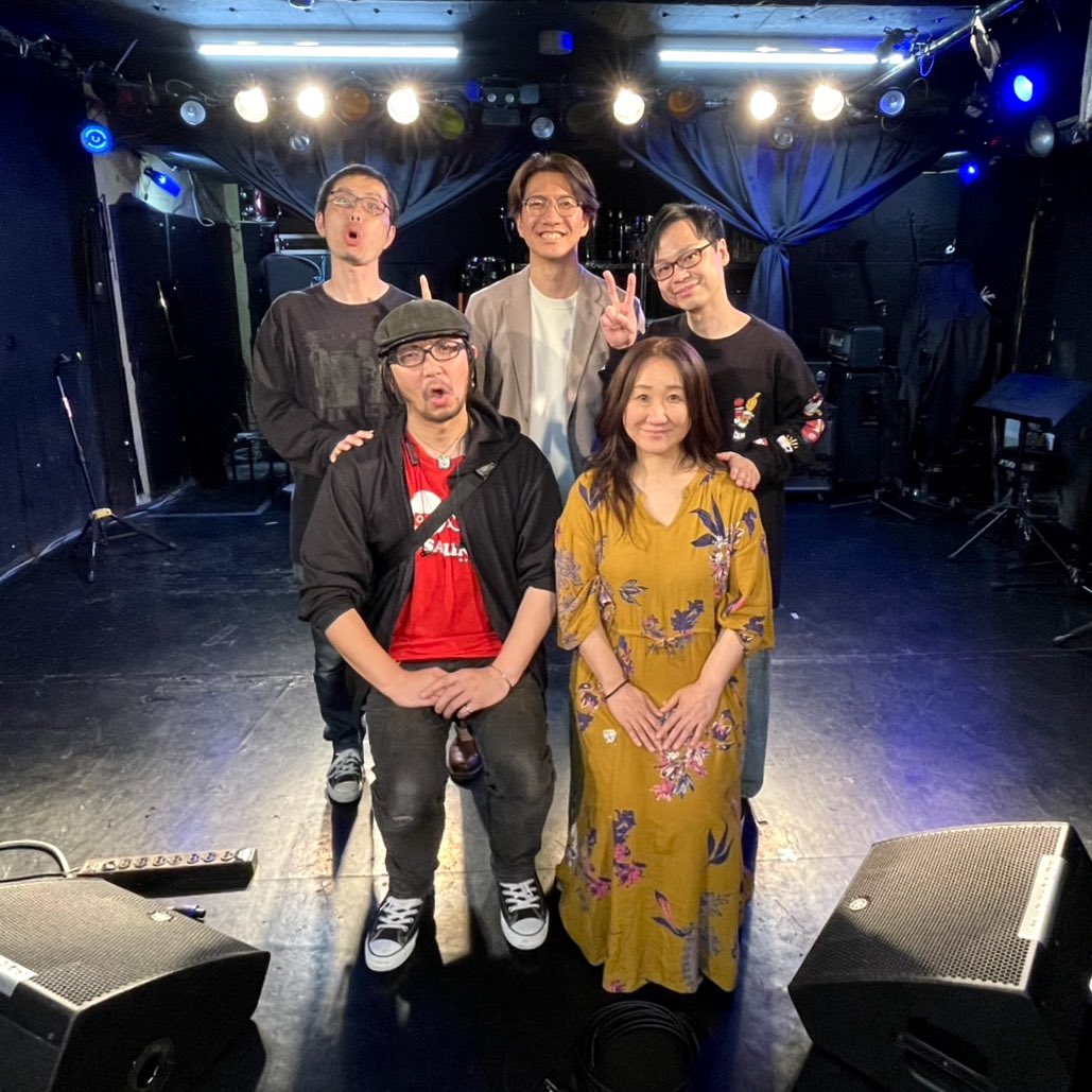 ippei_01's tweet photo. ピークアクション！
家族のようにあたたかい時間でしたね。
演者、お客様、スタッフ全員ね😊

-出演-
イノウエゴロウ
藤野恵美
林イッペー
TAKAHIKO

1.教えてアインシュタイン
2.さらば友よ
3.笑えば
4.Twenty Twenty Fantasy
5.ささいな言葉と花束を
6.ループする https://t.co/vJ1BG9QVeU