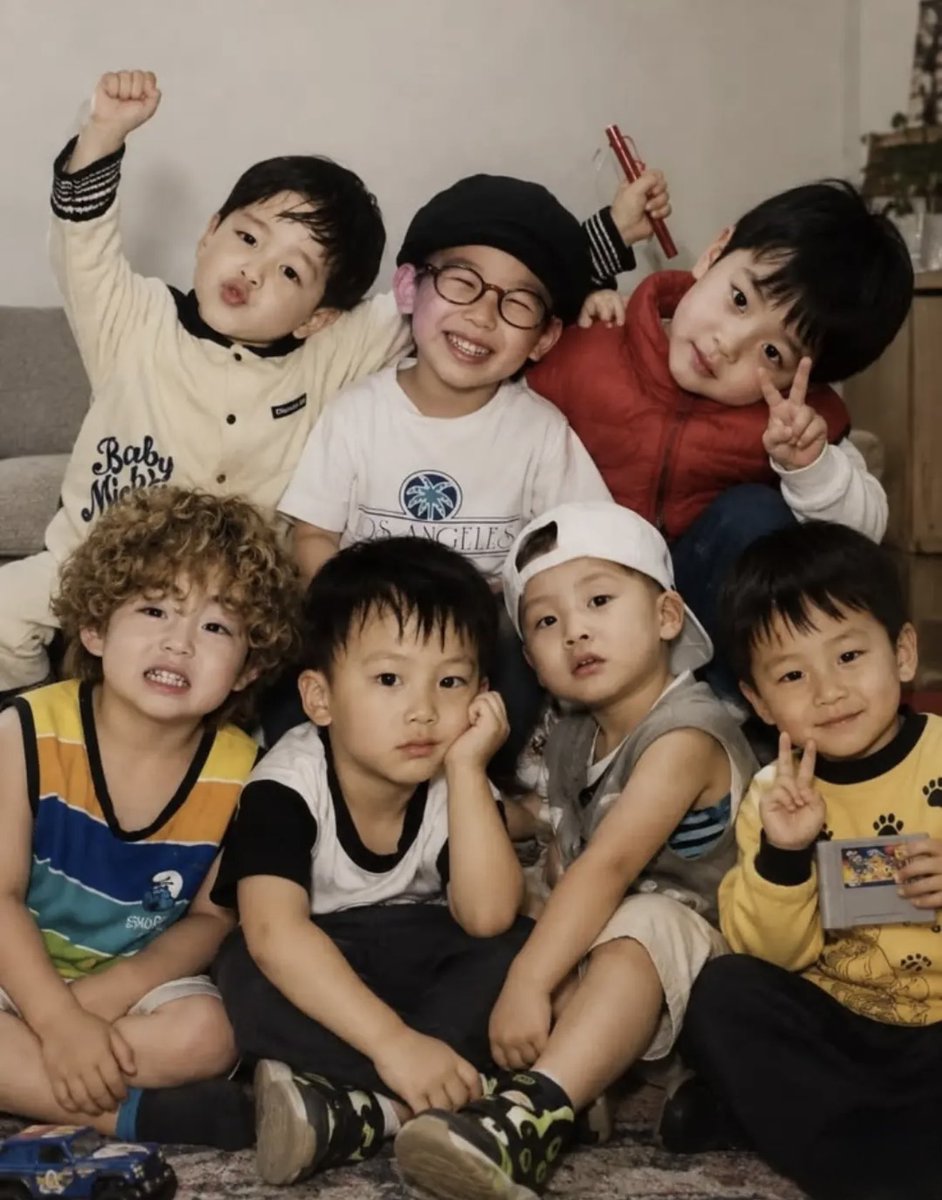 SaungTzz's tweet photo. We will keep showing our support for #BTS at #2026MAMAVOTE https://t.co/qWjQmPYay2