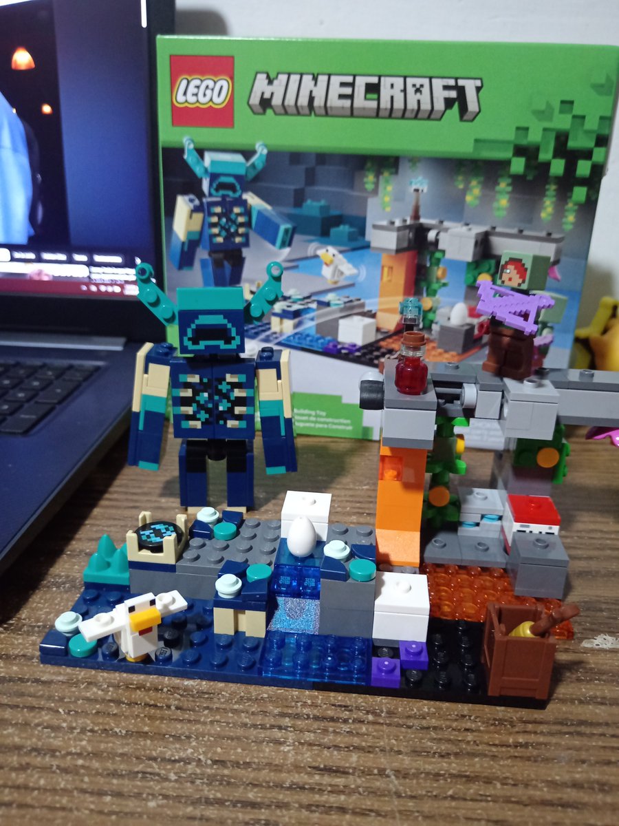 _rasssek_'s tweet photo. No recordaba lo relajante que es armar legos, ta bien chido mi warden de lego minecraft https://t.co/iznqsrFKyW