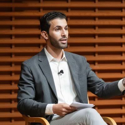 MinaThePharaoh's tweet photo. صراحة كده ومن غير لف ودوران.. قصة اتهام عبد الرحمن الفوزان بـ "التجسس" جوه OpenAI دي فيها حاجة غلط، والرواية دي صعب جداً تتبلع لأي حد فاهم كواليس السيليكون فالي ماشية إزاي!

إحنا المفروض نصدق إن واحد بنى واحد من أقوى الـ CVs في العالم على مدار 10 سنين، يقرر فجأة يرمي كل ده في الزبالة 
عشان يسرب شوية داتا؟

طب تعالوا نحسبها بالعقل ونحط النقط جنب بعض، وساعتها هتفهموا ليه أنا شاكك إن في حلقة مفقودة في الموضوع ده:

أولاً: ده مش حد محتاج أو مغمور
الفوزان متخرج من MIT سنة 2016 في علوم الحاسب (أصعب كلية تكنولوجيا في الكوكب)، ومعاه ماجستير علوم بيانات من جامعة بيركلي (UC Berkeley). وهو لسه طالب كان بيتدرب في Microsoft و SAP. يعني الراجل متأسس في قمة الهرم التكنولوجي، وعارف كويس جداً يعني إيه أمن معلومات وحقوق ملكية فكرية من وهو عنده 20 سنة.

ثانياً: تاريخ من الثقة في أخطر الأماكن
الراجل قعد 5 سنين كاملين في Meta (فيسبوك) من 2017 لـ 2022 لحد ما بقى Senior Systems Engineer. 
عارفين كان بيعمل إيه؟
كان بيبني البنية التحتية والـ Backend اللي شايلة بيانات ملايين المستخدمين. يعني كان تحت إيده "مناجم داتا" لمدة 5 سنين وخرج من الشركة بسمعة دهب ومن غير غلطة واحدة! إيه اللي يخليه يبيع تاريخه دلوقتي؟

ثالثاً: الراجل شبعان نجاح وفلوس وعلاقات
بعد فيسبوك، الفوزان دخل عالم البيزنس من أوسع أبوابه؛ كان مهندس مؤسس (Founding Engineer) في شركة Nash وبنى السيستم بتاعهم من الصفر، وفي نفس الوقت كان شريك استثماري (Venture Partner) في صندوق "رائد فنتشرز" في السعودية.
يعني الراجل مستثمر، وبيقيّم شركات، ومعاه أسهم وعلاقات تخليه يعيش ملك. واحد في الليفل ده إيه الإغراء اللي ممكن يتقدم له عشان يخاطر بحريته واسمه؟

أومال إيه اللي حصل في OpenAI؟

لما OpenAI عينته في يوليو 2025 عشان يبقى Engineering Lead على منصات البيانات وتطوير "وكلاء الذكاء الاصطناعي" (AI Agents)، هو مسك أخطر وأهم ملف في الشركة حالياً. وهنا بقى بيبدأ الشك:

 هل الفوزان دفع تمن "البارانويا" وهوس السرية اللي مسيطر على إدارة OpenAI الفترة الأخيرة بسبب المنافسة الشرسة؟

 هل كونه شريك استثماري في المنطقة العربية وبيساعد شركات ناشئة في الذكاء الاصطناعي، خلى حد يترجم أي حركة عادية منه على إنها "تضارب مصالح" أو "نقل أسرار"؟

 ولا في صراع داخلي وتصفية حسابات جوه الشركة، وكان لازم كبش فداء يشيل الليلة في ملف حساس زي الـ AI Agents؟

أنا مش ببرأ حد ومش معايا تفاصيل التحقيقات، بس "المنطق" بيقول إن بروفايل زي عبد الرحمن الفوزان أبعد ما يكون عن صورة "الجاسوس" الساذج. 

القصة دي وراها كواليس تقيلة أوي لسه مظهرتش على السطح، والأيام الجاية أكيد هتكشف المستور.

أنتم إيه رأيكم؟ حاسين زيي إن الموضوع فيه "إنّ" ومش راكب على بعضه؟ ولا تفتكروا فعلاً ممكن حد بالثقل ده يقع الوقعة دي؟