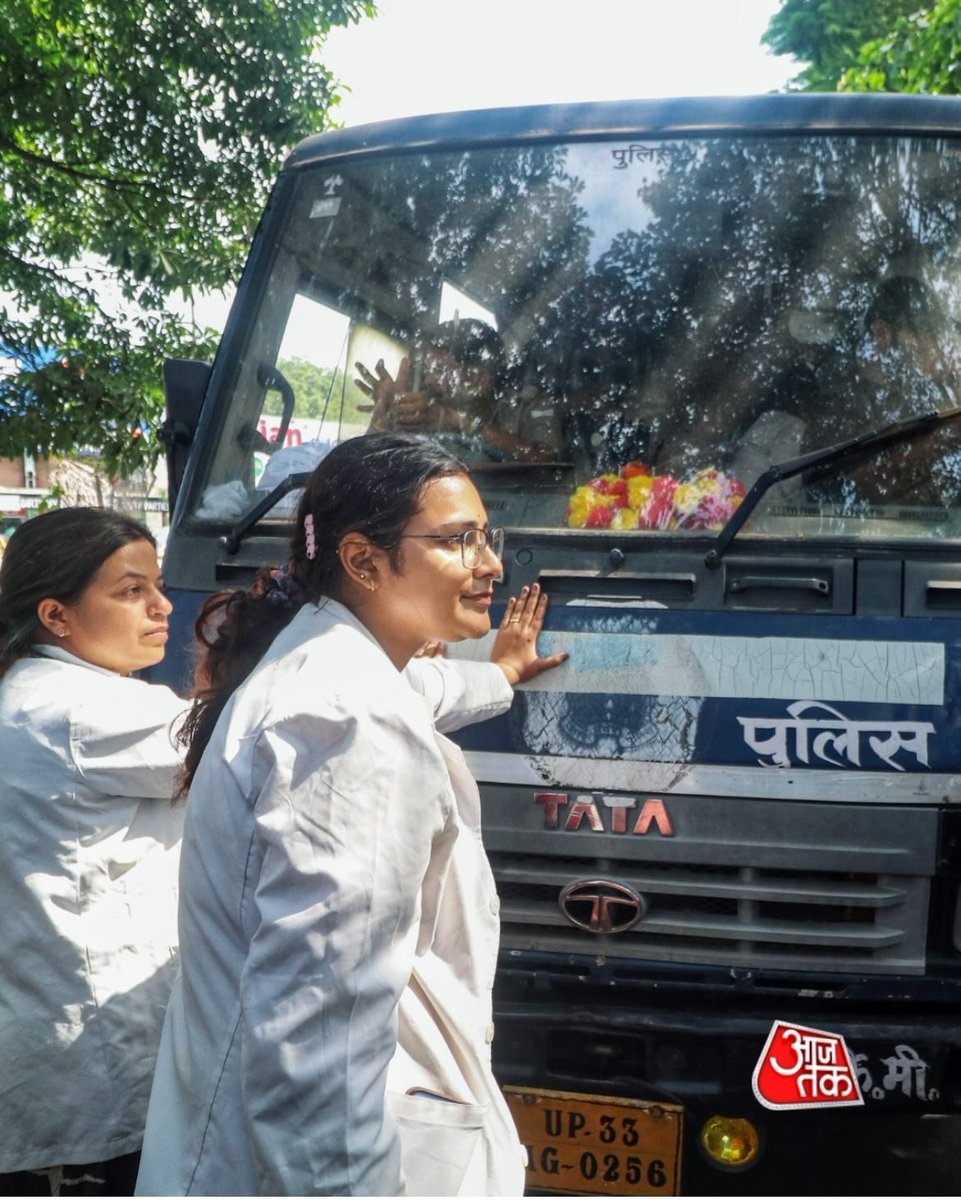 Nffmgs_official's tweet photo. "The hands that heal should not bleed."
Yet the UP government has unleashed brutal assault on the white coat. Bonded doctors peacefully demanding their legitimate rights were brutally assaulted by UP police — fingers broken, bodies bruised, women doctors dragged and manhandled. Forty days after Dy CM @brajeshpathakup personally assured equal pay, these doctors still get a pathetic ₹50-60k for the same MBBS and same bond while others earn over ₹1 lakh. When they sit on the road asking for what was promised, the state answers with brutality. Is this how “new India” treats its doctors? India’s healthcare system is rotting and this nation is doomed if healers are crushed like this. Fulfil the promise or own the collapse. #HandsThatHealShouldNotBleed #OneBondOneSalary #ShameOnUPGovt @myogiadityanath @CMOfficeUP @UPGovt @brajeshpathakup @yadavakhilesh @mediacellsp @IYC @aajtak @ANI @indiatvnews @AiimsU @FAIMA_INDIA_ @FordaIndia @UDF_BHARAT @DrDhruvchauhan @IMAIndiaOrg @imajdnnational @DrSaranshverma @drjaswantvoice @narendramodi @dgpup @AnujaJaiswalTOI