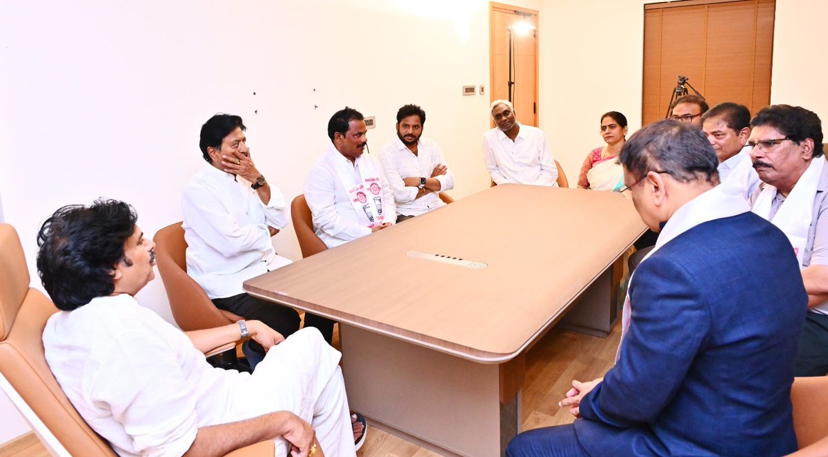 JanaSenaParty's tweet photo. జనసేన పార్టీలోకి శ్రీ బైరా దిలీప్ చక్రవర్తి 

ప్రముఖ పారిశ్రామికవేత్త, బైరా ఫౌండేషన్ అధినేత శ్రీ బైరా దిలీప్ చక్రవర్తి బుధవారం సాయంత్రం జనసేన పార్టీలో చేరారు. బుధవారం సాయంత్రం జనసేన పార్టీ కార్యాలయంలో  ఆయనకు ఉపముఖ్యమంత్రి వర్యులు, జనసేన పార్టీ అధ్యక్షులు శ్రీ @PawanKalyan గారు పార్టీ కండువాను కప్పి  పార్టీలోకి ఆహ్వానించారు. నరసరావుపేట ప్రాంతానికి చెందిన శ్రీ బైరా దిలీప్ చక్రవర్తి ప్రజారాజ్యం పార్టీ తరఫున గతంలో సత్తెనపల్లి నియోజకవర్గం నుంచి పోటీ చేశారు. మొదటి నుంచి మెగా కుటుంబంతో సన్నిహితంగా మెలిగిన ఆయన జనసేన పార్టీతోనూ కొన్ని రోజులు ప్రయాణం చేసిన అనంతరం వ్యాపార కార్యకలాపాల్లో బిజీ అయ్యారు. మళ్లీ రాజకీయంగా చురుగ్గా జనసేన పార్టీలోనే తన కార్యకలాపాలను కొనసాగించాలని నిశ్చయించుకొని బుధవారం పార్టీ అధ్యక్షులు శ్రీ పవన్ కళ్యాణ్ గారి సమక్షంలో పార్టీ లో చేరారు. ఈ సందర్భంగా శ్రీ దిలీప్ చక్రవర్తి తాను రచించిన "Life Hacks" పుస్తకాన్ని శ్రీ పవన్ కళ్యాణ్ గారికి అందజేశారు. అనంతరం శ్రీ దిలీప్ చక్రవర్తితో శ్రీ పవన్ కళ్యాణ్ గారు ప్రత్యేకంగా భేటీ అయ్యారు.