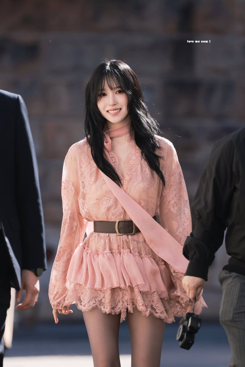 mncollarbone's tweet photo. she looks so unreal https://t.co/9Sg9mileTC