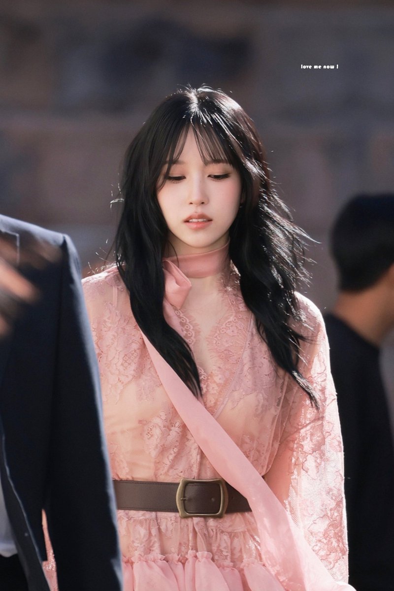 mncollarbone's tweet photo. she looks so unreal https://t.co/9Sg9mileTC