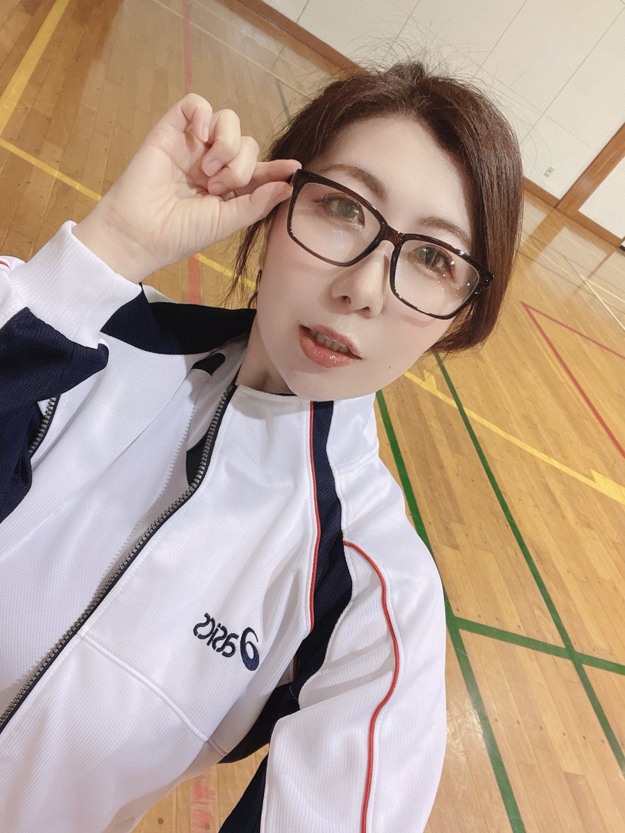 tsutsumugii's tweet photo. 夜更かししてる子は注意しちゃうぞ💋 https://t.co/tPBRM4HUDV