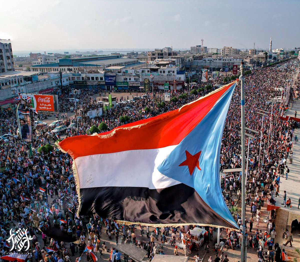 Farag_ALbahsani's tweet photo. أي شعب هذا الذي خرج عن بكرة أبيه اليوم

إنه شعبٌ جبار، عظيمٌ في صموده، شامخٌ في كبريائه، عصيٌّ على الانكسار، لا تُرهبه التحديات، ولا تُخضعه الضغوط، ولا يساوم على كرامته وحقوقه مهما عظمت التضحيات.

إن مليونية الرابع عشر من أكتوبر اليوم ليست مجرد حشودٍ تملأ الساحات، بل موقف شعب، وصوت وطن، ورسالة تاريخية لا تحتمل التأويل و أنصاف الحلول.

لقد قال شعب الجنوب كلمته بوضوح وحسم منذ بداية ثورته و إلى الآن، وأثبت أن قضيته ليست ورقةً للمساومة، وأن حقوقه ليست منحةً من أحد، وأن إرادته لا يجوز تجاوزها أو الالتفاف عليها.

ومن يراهن على تعب هذا الشعب أو انكسار إرادته، فليقرأ مشهد اليوم جيدًا؛ فالشعوب التي صنعت ثوراتها بدماء أبنائها الشهداء، لا تفرّط في مكتسباتها، ولا تتراجع عن تطلعاتها المشروعة.

تحية فخرٍ وإجلال لهذا الشعب العظيم، الذي يكتب اليوم بمواقفه صفحةً جديدةً من صفحات العزة والكرامة.

المجد لثورة الرابع عشر من أكتوبر
والعزة لشعب الجنوب
والوفاء لكل من ضحّى من أجل حريته وكرامته.

اللواء الركن فرج سالمين البحسني
نائب رئيس المجلس الانتقالي الجنوبي العربي