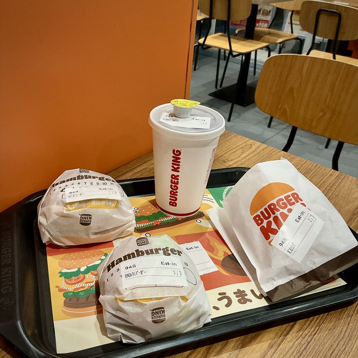 Barchetta18's tweet photo. 前から気になってて1度行きたかった〜シリーズ
バーガーキング🍔

恵比寿駅前の商店街の中にバーガーキングがあって、、
通りすがりに見かけるけれど
1度も行った事なくて気になっていました〜💦
オーダーの方法が良くわからず苦労しました(悩んだ〜)
フライドオニオン🧅はめっちゃ美味しいですね〜😋 https://t.co/hdeXP4cS66