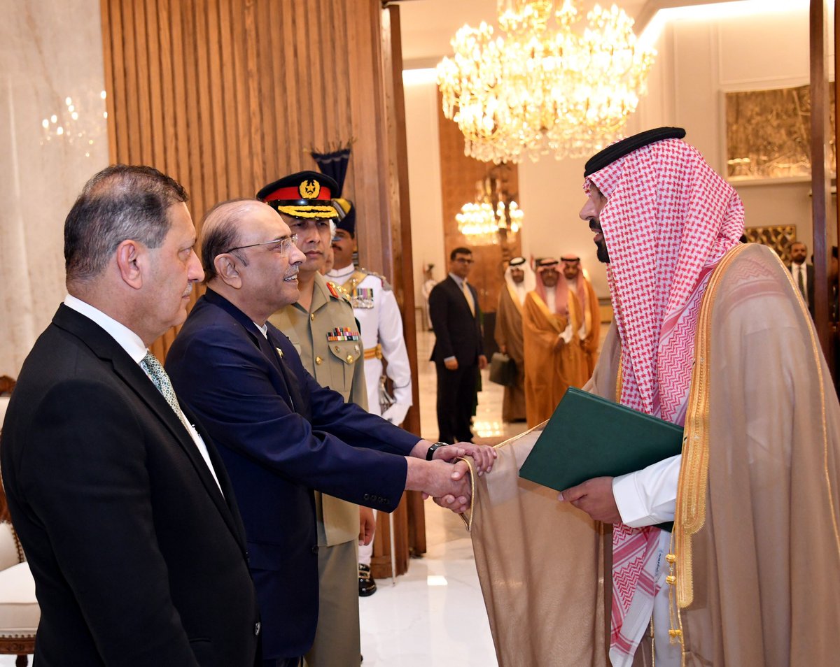 SaudiNews50's tweet photo. السفير السعودي لدى باكستان راجح البقمي يقدّم أوراق اعتماده سفيرًا فوق العادة ومفوّضًا للمملكة.

- https://t.co/cQR1s1RLp0
