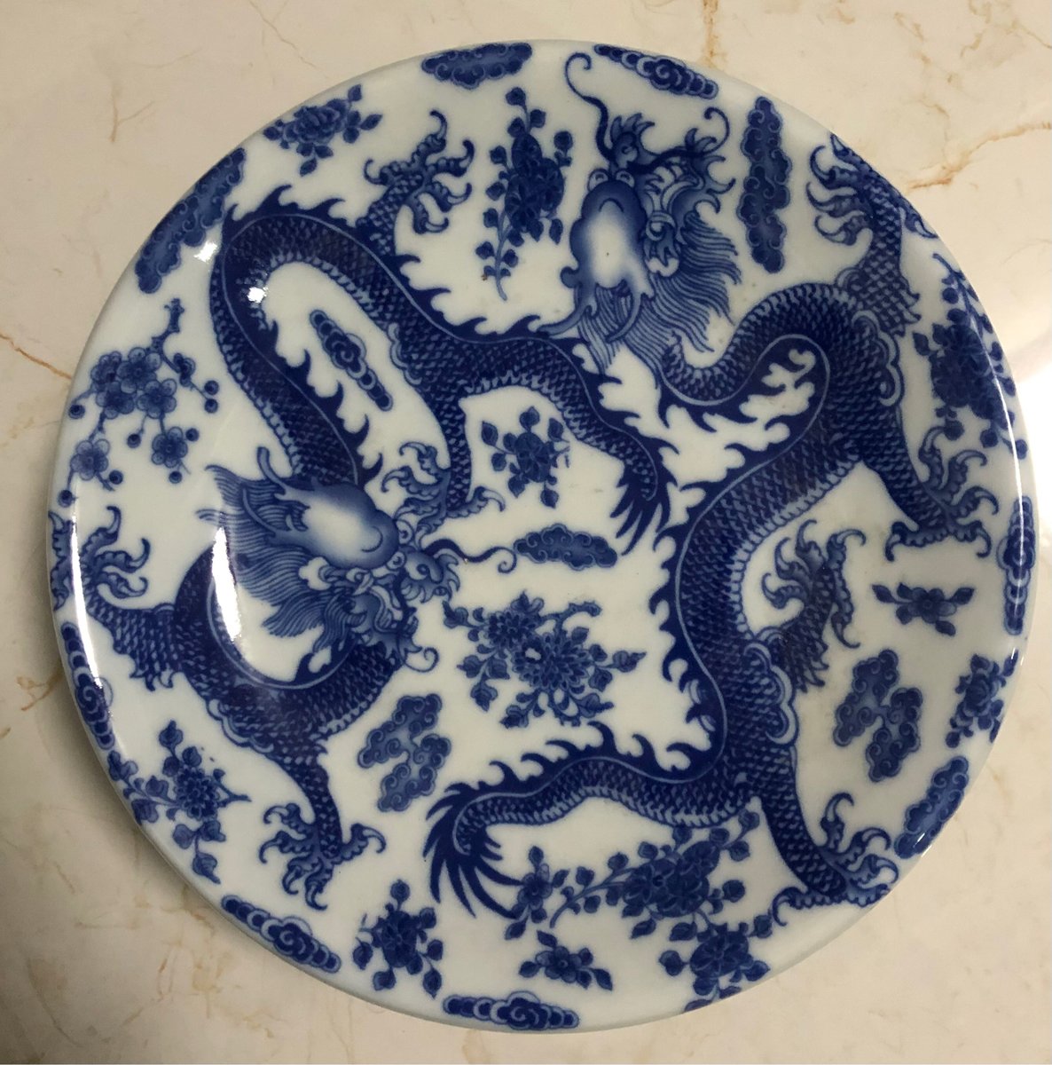 LilyRoylewymk's tweet photo. [机内でカップを持つ手が卓を晃らし、磁石がくっつくクリップをつけたプレートが山のイラストの特製デザインだった] https://t.co/lCUDqWLTL0
