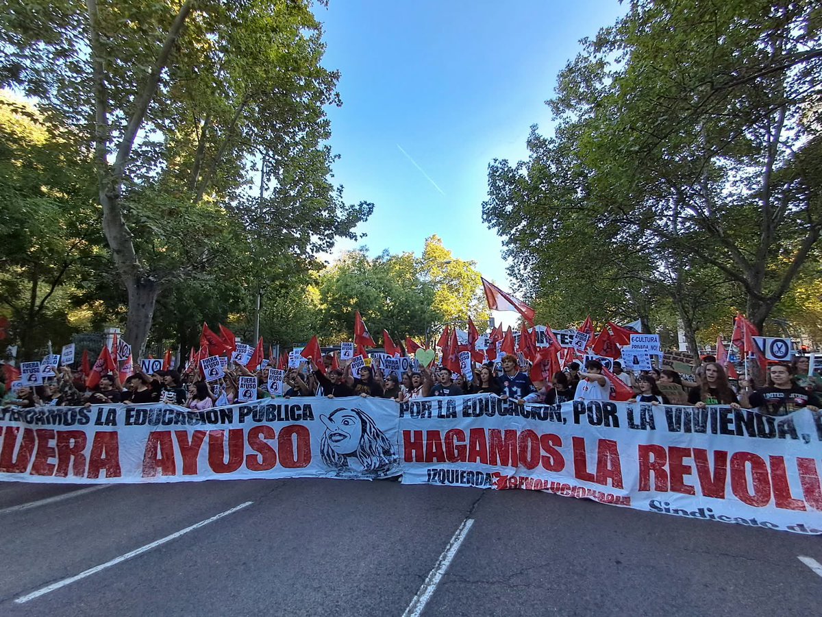 SindicaEstudian's tweet photo. Que tiemble Ayuso y que tiemble la policía, que esto solo acaba de empezar.

Profesores, estudiantes y familias estamos inundando las calles de Madrid contra Ayuso y sus políticas privatizadoras. https://t.co/5NF8e1VB7i