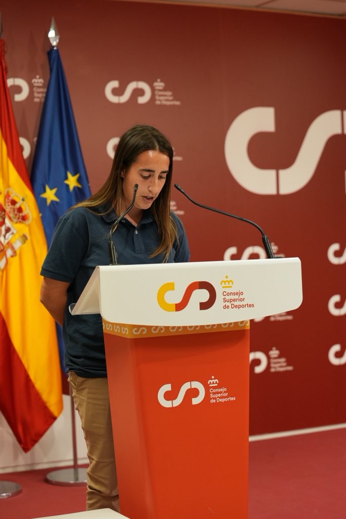 rfe_hockey's tweet photo. 🏑 El capitán de la selección absoluta, Marc Miralles, la jugadora de Hockey+, Rebeca García, y el presidente de Hockey España, Santi Deó, han recordado el Mundial de este verano mirando hacia el futuro y hacia los próximos retos.
#RedSticks #ESHockey https://t.co/4BG6YHmhzs