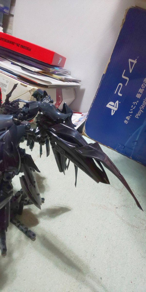 satana0rpnk's tweet photo. 本機体は射撃と機動性に特化させているため近接戦闘は低い。

機体ベースは｢ウイングガンダムゼロEW｣を元にしました🖐️。バックパックのウイングは展開可能でバスターは連結してあのポーズも再現できます😃 https://t.co/FrgCM0suDQ