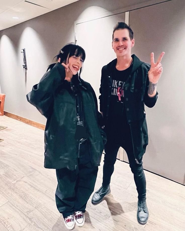 wendy_mustdiie's tweet photo. Need more pics of mcr with pop girls https://t.co/kVYVtizMN5