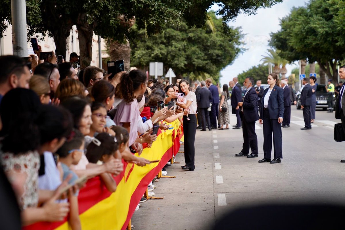 GobiernoMelilla's tweet photo. El presidente de la Ciudad @imbrodamelilla ha acudido al colegio ‘Pintor Eduardo Morillas’, junto a los Reyes de España, en la visita oficial organizada por la Casa Real. https://t.co/9BPKYgmm79