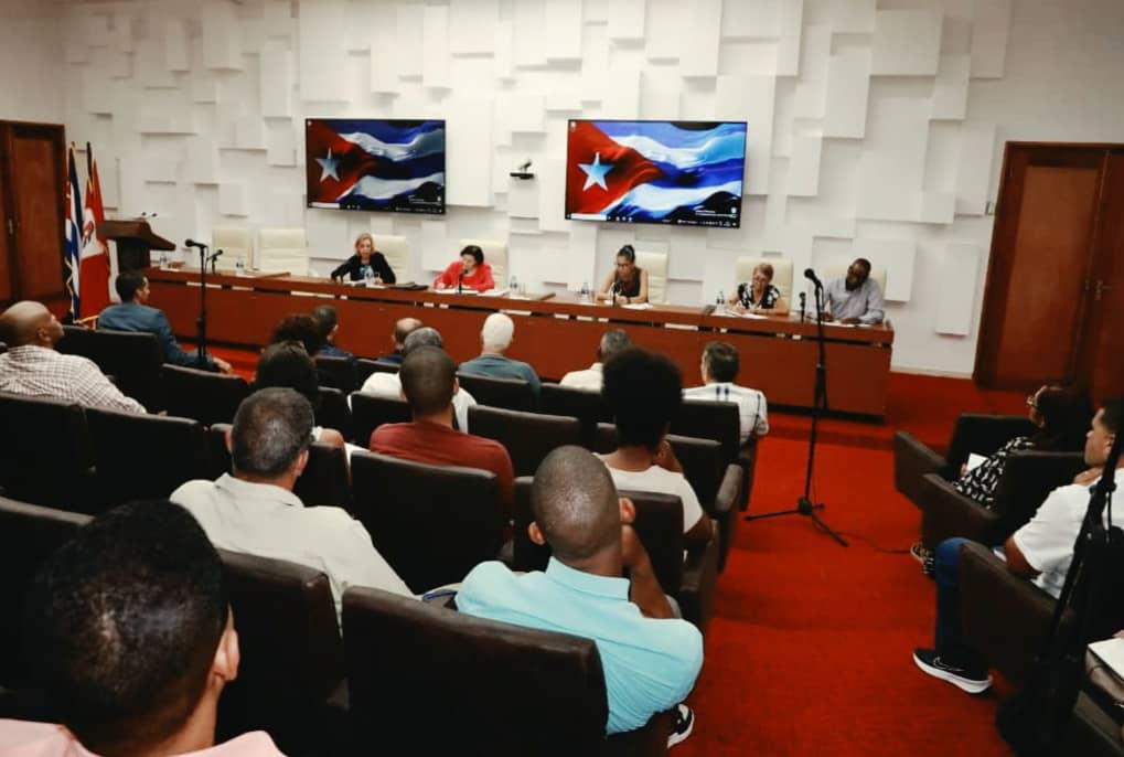 PartidoPCC's tweet photo. Como parte de la práctica habitual de diálogo e intercambio sobre temas de interés para la nación, se desarrolló un encuentro entre la miembro del Comité Central y jefa de la Oficina de Asuntos Religiosos, Caridad Diego Bello, y representantes de organizaciones religiosas cubanas. En esta ocasión participó también la miembro del Comité Central y Viceministra de Relaciones Exteriores, Josefina Vidal Ferreiro.

La reunión fue propicia para reiterar el agradecimiento del país por el trabajo social que desempeñan las iglesias en beneficio del pueblo cubano. Se resaltó, además, la participación de dichas instituciones en la recepción y entrega de donativos con productos e insumos de primera necesidad destinados a centros hospitalarios, personas vulnerables y a la población en general.

Durante el intercambio se reconoció que las acciones comunitarias desarrolladas por las instituciones religiosas resultan necesarias y útiles para el impacto positivo de las transformaciones económicas y sociales que se implementan en la nación.

Estos espacios ratifican que la unidad constituye la característica principal de la relación y la colaboración entre el gobierno y las iglesias cubanas. Asimismo, trascendió que nunca se renunciará a la labor conjunta en beneficio de las cubanas y los cubanos, y que cada día se trabaja para que las instituciones religiosas, como parte del pueblo, contribuyan a la construcción del futuro de la nación.

#Cuba #UnidosXCuba