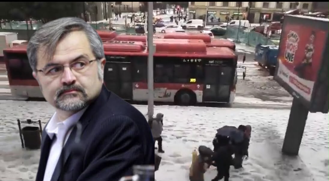 PiensaPrensa's tweet photo. Denuncian ante Contraloría alertas tardías de Senapred durante la tormenta que inundó Santiago.

El abogado Luis Mariano Rendón (@lmrendon) presentó una denuncia ante la Contraloría General de la República para que se investigue la actuación del Servicio Nacional de Prevención y Respuesta ante Desastres (Senapred), de la Delegación Presidencial Regional Metropolitana y de las autoridades de las que ese servicio depende, con ocasión de la tormenta eléctrica, el granizo y las inundaciones que afectaron a la Región Metropolitana el martes 13 de octubre.

La denuncia imputa la falta de oportunidad de la alerta. Con un aviso de la Dirección Meteorológica de Chile por probables tormentas eléctricas con granizo vigente para esa misma tarde, Senapred rebajó el nivel de alerta regional a las 12:43 horas, desde Alerta Amarilla a Alerta Temprana Preventiva —el nivel más bajo de la escala—. La elevación a Alerta Roja se produjo recién a las 17:15 horas, cuando el granizo y los anegamientos ya golpeaban la ciudad, y el único mensaje del Sistema de Alerta de Emergencia (SAE) a la población se envió a las 18:47 horas, acotado a un sector de Talagante. Todo ello, además, cinco días después del aluvión que afectó a Las Condes, cuya falta de alerta ya había generado cuestionamientos públicos.

Para el denunciante, esa secuencia contraviene el deber que impone el artículo 38 de la Ley N° 21.364, que obliga a Senapred a declarar los estados de alerta y difundirlos a la población "en forma oportuna, clara y suficiente", así como los deberes de control jerárquico y de eficiencia que recogen los artículos 11 de la Ley N° 18.575 y 64 de la Ley N° 18.834, todo ello a la luz del deber del Estado de dar protección a la población que consagra el artículo 1° de la Constitución.

El escrito solicita abrir una investigación y, de existir mérito, instruir un sumario administrativo para perseguir las responsabilidades que correspondan.