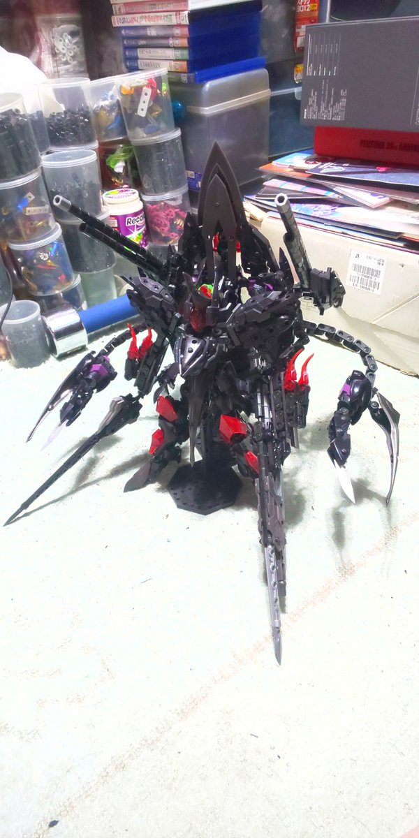 satana0rpnk's tweet photo. ガルダのウイング部分は変形してクロー形態になり相手を拘束する。

機体ベースは｢アルケーガンダム｣の本体を元に｢ガンダムヴァサーゴ｣の両腕と｢ガンダムアシュタロンハーミットクラブ｣のバックパック部分を使い全てミックスさせた機体になりました😃 https://t.co/FoM6Ep0fLl