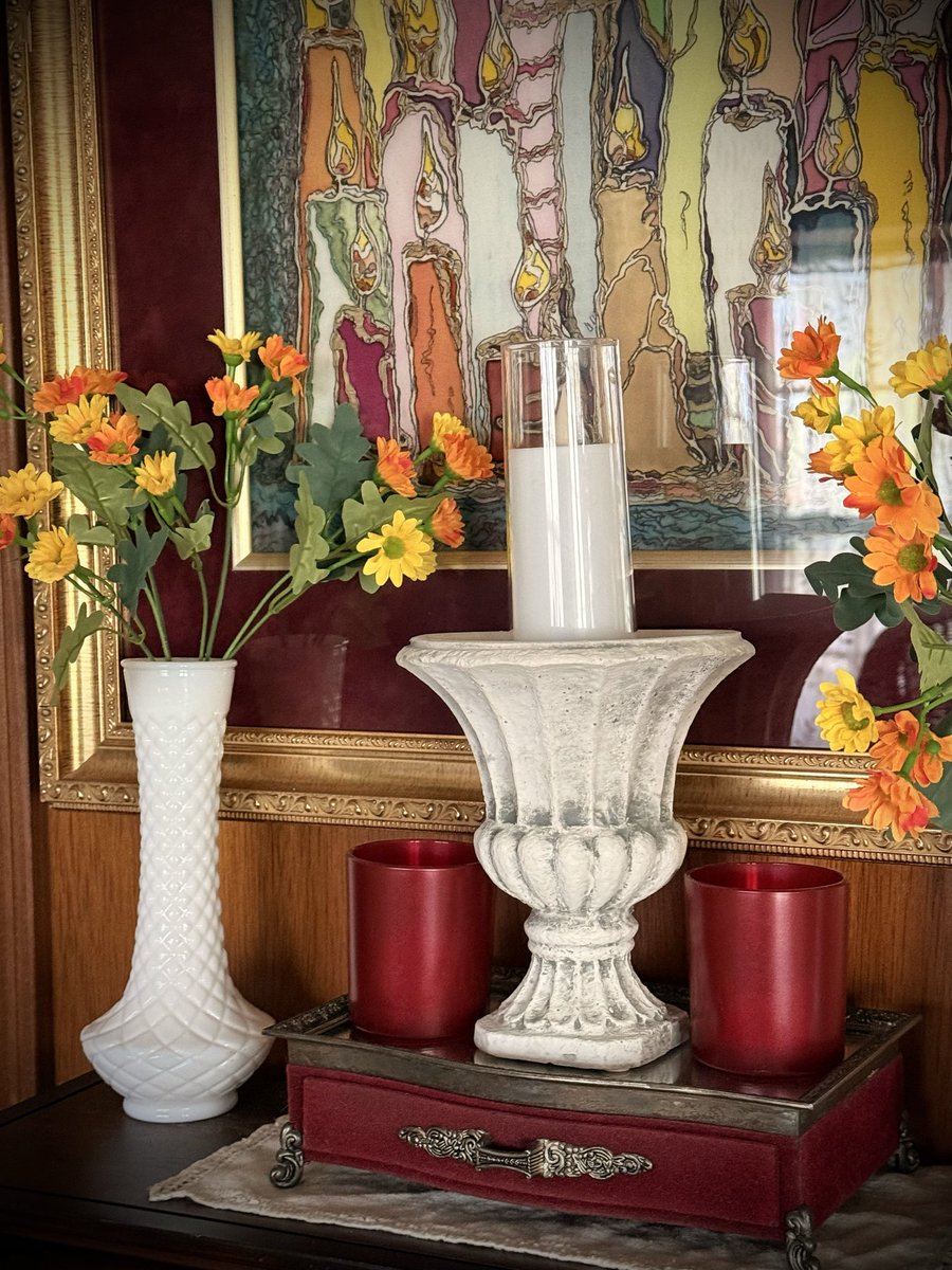 CrubersGate's tweet photo. I used to make fun of my mom for her 0.50¢ bunches of fake flowers and yet here I am… 🥹 it’s curious how they will brighten up a little area (had these stashed out in the craft room for a fall project and decide they went better inside with the bed linens)! https://t.co/w23Avv9gAK