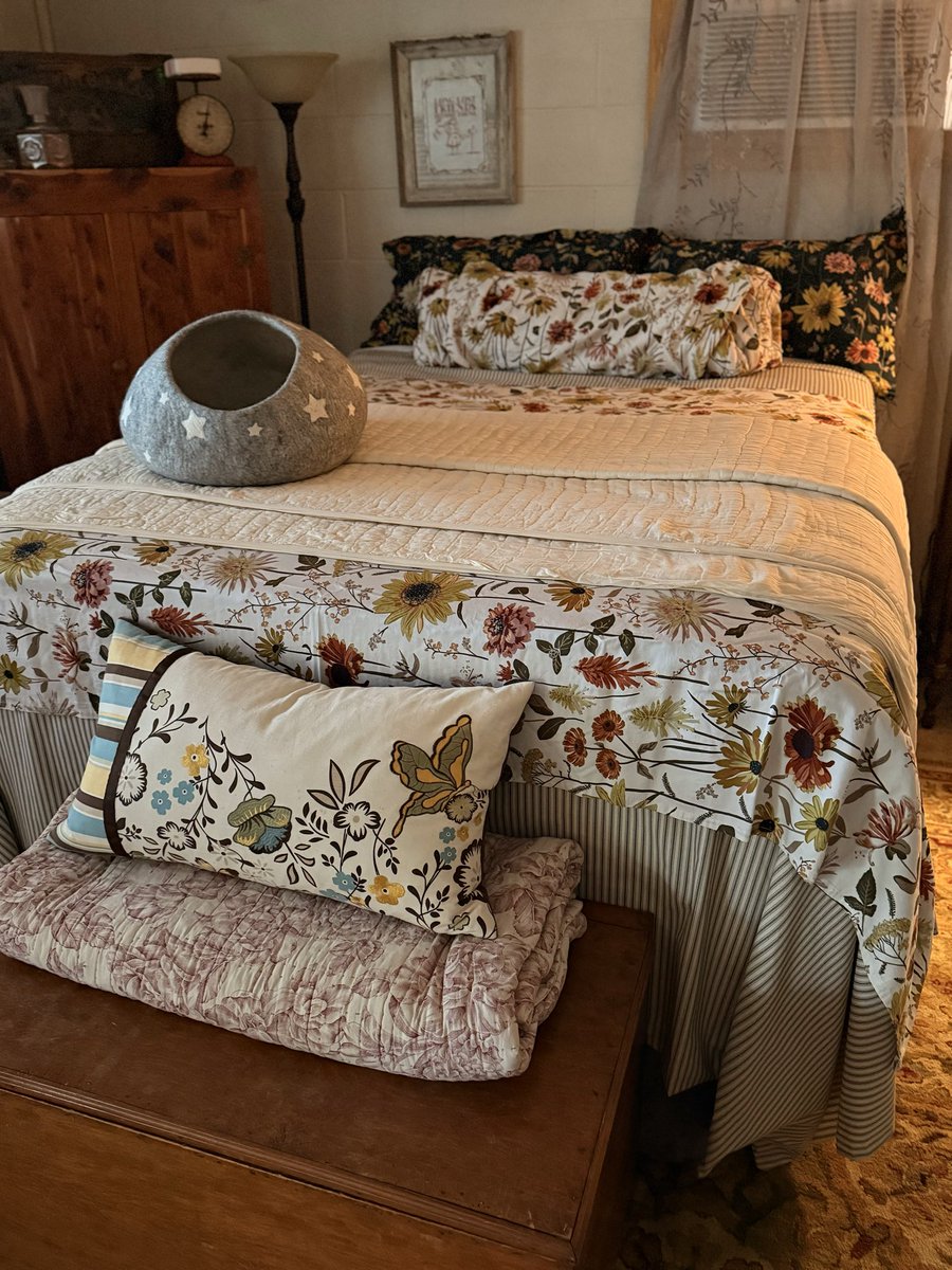 CrubersGate's tweet photo. I used to make fun of my mom for her 0.50¢ bunches of fake flowers and yet here I am… 🥹 it’s curious how they will brighten up a little area (had these stashed out in the craft room for a fall project and decide they went better inside with the bed linens)! https://t.co/w23Avv9gAK