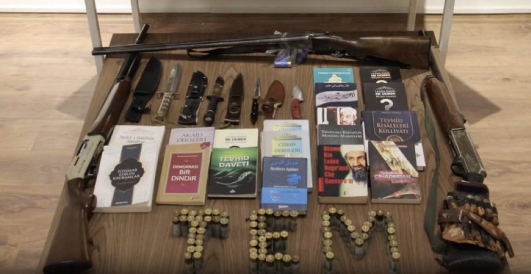 HudaParHukuk's tweet photo. Kahramanmaraş merkezli operasyonda, aralarında İslami çalışmalarıyla tanınan Kul Sadi Yüksel’in de bulunduğu kişilere ters kelepçe uygulanması, başlarına ve enselerine baskı yapılarak gözaltına alınmaları ve bu görüntülerin basına servis edilmesi, kamuoyunda haklı bir rahatsızlık oluşturmuş; yükselen tepkilerin ardından söz konusu uygulamalar hakkında soruşturma başlatılmıştır.

Operasyon kapsamında dinî kitapların ve çeşitli materyallerin, suçla bağlantıları ortaya konulmadan örgütsel delil algısı oluşturacak şekilde kamuoyuna sunulması, masumiyet karinesini ve lekelenmeme hakkını zedelemektedir. İnanç, düşünce ve meşru dinî faaliyetler tek başına suç isnadının dayanağı yapılamaz.

Daha önce Mersin’de bir kadının evindeki mahrem görüntülerinin paylaşılması ve benzer operasyonlarda karşılaşılan teşhir uygulamalarının giderek yaygınlaşması, ciddi bir probleme işaret etmektedir.

Suçla mücadele, hukukun sınırları içerisinde yürütülmeli; kolluk yetkisi, kişileri itibarsızlaştırmanın ve toplum önünde mahkûm etmenin aracına dönüştürülmemelidir. Suç isnadı ne olursa olsun insan haysiyeti, özel hayatın gizliliği ve temel haklar korunmalıdır.

Başlatılan soruşturmaların etkin biçimde yürütülmesini, sorumlular hakkında gerekli işlemlerin yapılmasını ve benzer ihlalleri önleyecek kalıcı tedbirlerin alınmasını bekliyoruz.