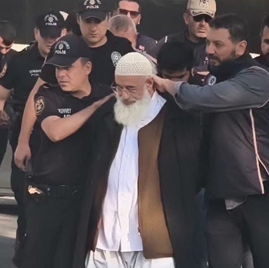 HudaParHukuk's tweet photo. Kahramanmaraş merkezli operasyonda, aralarında İslami çalışmalarıyla tanınan Kul Sadi Yüksel’in de bulunduğu kişilere ters kelepçe uygulanması, başlarına ve enselerine baskı yapılarak gözaltına alınmaları ve bu görüntülerin basına servis edilmesi, kamuoyunda haklı bir rahatsızlık oluşturmuş; yükselen tepkilerin ardından söz konusu uygulamalar hakkında soruşturma başlatılmıştır.

Operasyon kapsamında dinî kitapların ve çeşitli materyallerin, suçla bağlantıları ortaya konulmadan örgütsel delil algısı oluşturacak şekilde kamuoyuna sunulması, masumiyet karinesini ve lekelenmeme hakkını zedelemektedir. İnanç, düşünce ve meşru dinî faaliyetler tek başına suç isnadının dayanağı yapılamaz.

Daha önce Mersin’de bir kadının evindeki mahrem görüntülerinin paylaşılması ve benzer operasyonlarda karşılaşılan teşhir uygulamalarının giderek yaygınlaşması, ciddi bir probleme işaret etmektedir.

Suçla mücadele, hukukun sınırları içerisinde yürütülmeli; kolluk yetkisi, kişileri itibarsızlaştırmanın ve toplum önünde mahkûm etmenin aracına dönüştürülmemelidir. Suç isnadı ne olursa olsun insan haysiyeti, özel hayatın gizliliği ve temel haklar korunmalıdır.

Başlatılan soruşturmaların etkin biçimde yürütülmesini, sorumlular hakkında gerekli işlemlerin yapılmasını ve benzer ihlalleri önleyecek kalıcı tedbirlerin alınmasını bekliyoruz.