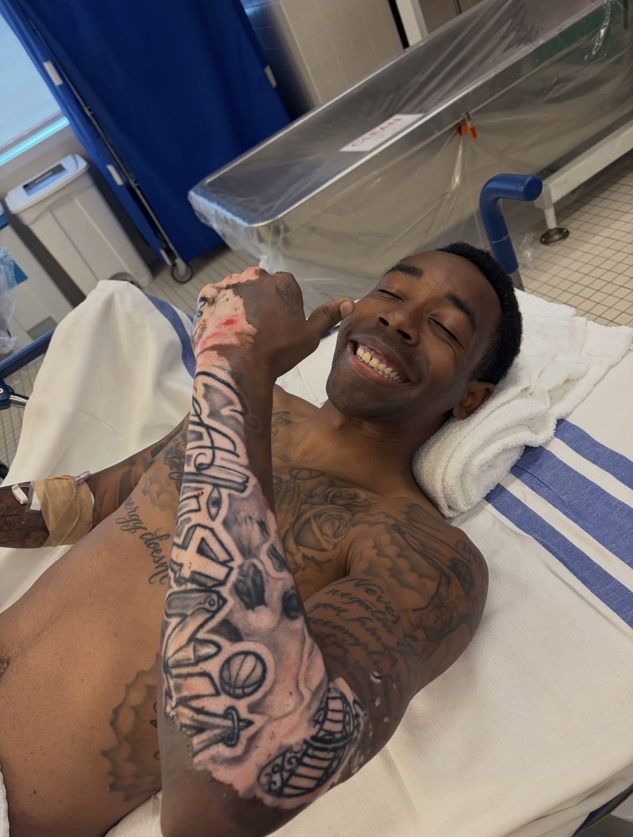 ceciarmy's tweet photo. Este chico sobrevivió por suerte a una descarga mortal al tocar un poste eléctrico y así quedó su brazo, dándole un nuevo aspecto a sus tatuajes https://t.co/uPf45PE87M