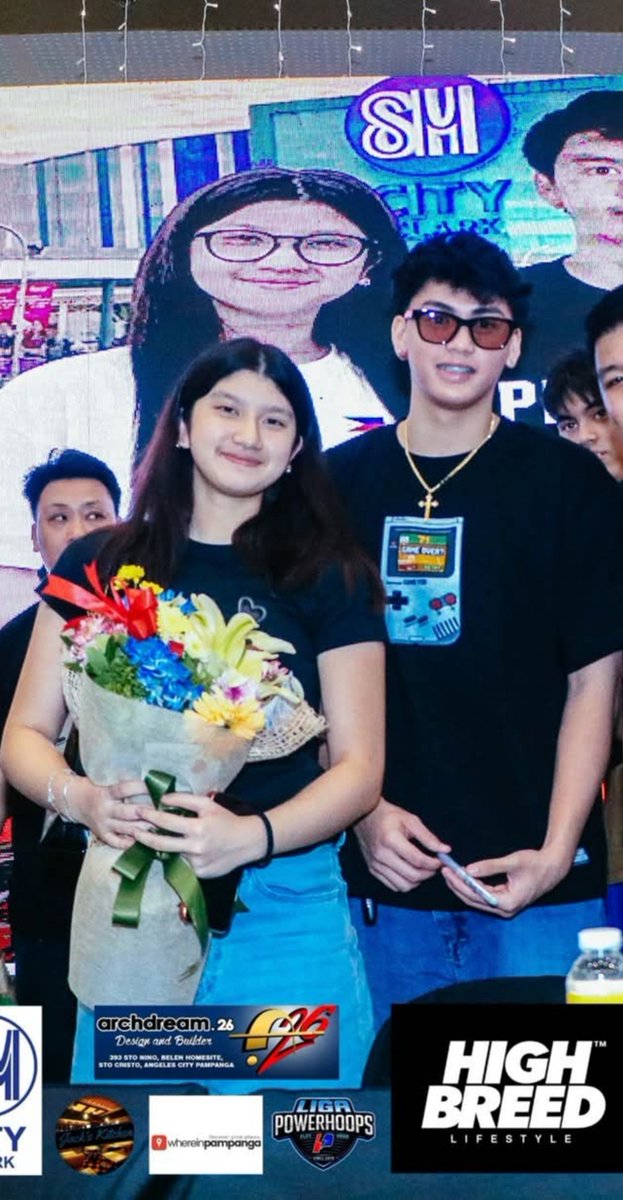 xoflorid's tweet photo. Here na ang newlywe-- tropa pala. Work lang po ito, opo.
#ChogDray https://t.co/VHLPbQwa8A