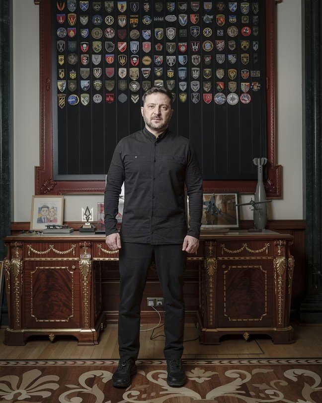 Jesusitom's tweet photo. El mundo no sólo observa a un hombre, estamos en presencia de un líder que desafía al más poderoso porque prevalezca su pueblo y su honor. 

Que viva Zelensky, que viva Ucrania! 🇺🇦 https://t.co/m2zbR5Qvnf