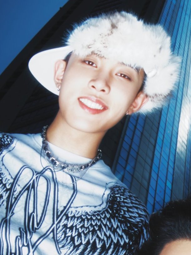 irulngshot's tweet photo. i love his cheeks (•⤙•)🤏🏻 https://t.co/aXuPDsCJqW