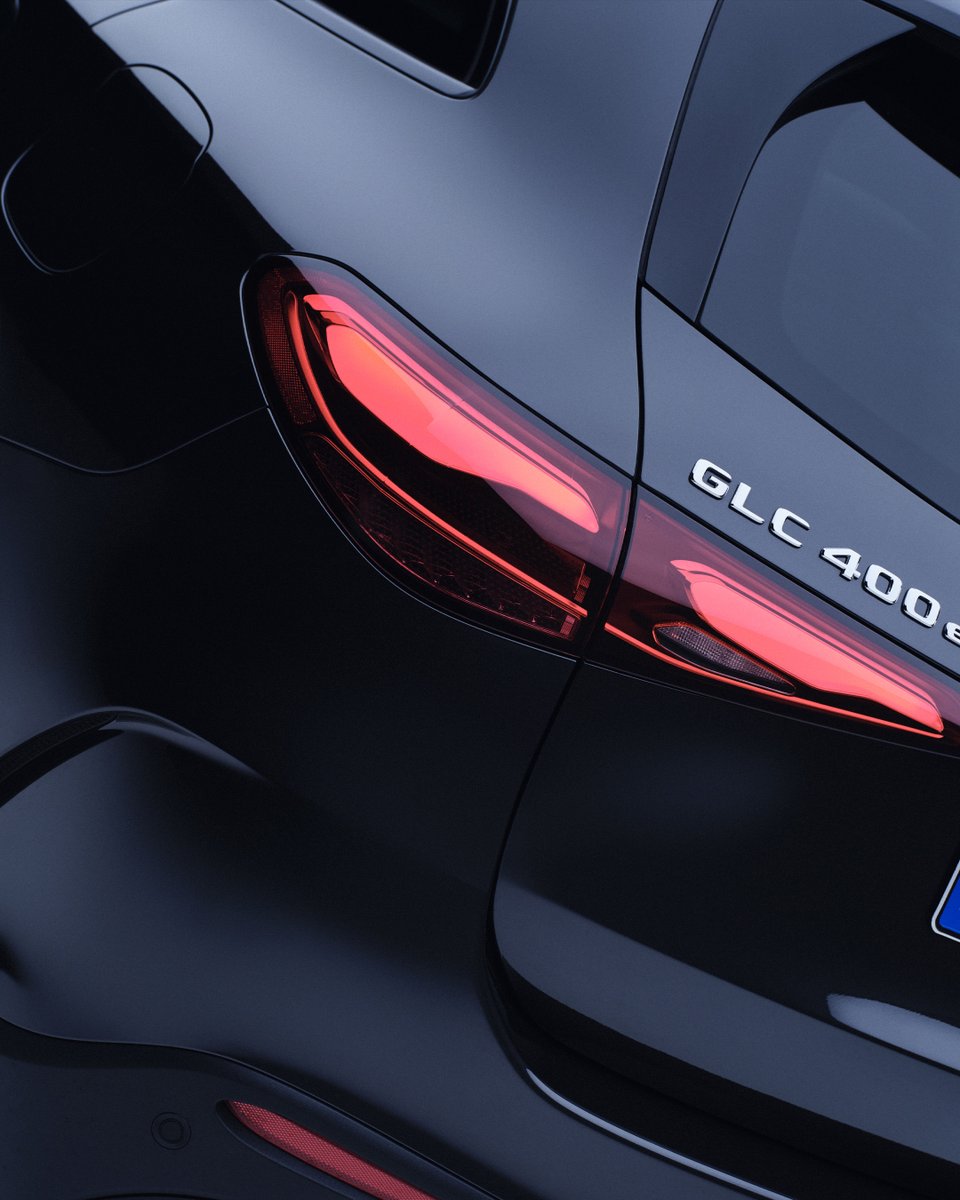 MercedesBenz_JP's tweet photo. MERCEDES-BENZ GLC 400 e 4MATIC with EQ hybrid technology (2022)
サステナビリティとスポーティの共存。
EQハイブリッドテクノロジーを搭載し、システム出力280kW(381hp)・650Nmという圧巻の動力性能を発揮。
0–100km/h加速はわずか5.6秒を誇り、スポーツカーさながらの加速性能を実現した。 https://t.co/7iVCDajd4z