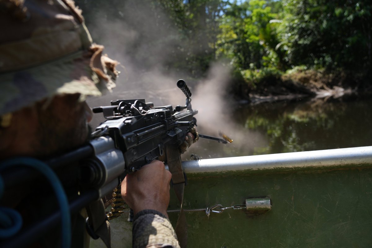 Chefdecorps3REI's tweet photo. Stage Ocelot au #CEFE du #3REI: 22 stagiaires, dont certains venus de métropole, suivent trois semaines de formation au commandement en jungle. Aguerrissement, combat, tir, topographie et survie: la boîte à outils du chef de groupe en forêt équatoriale. https://t.co/L3Q95miTHQ