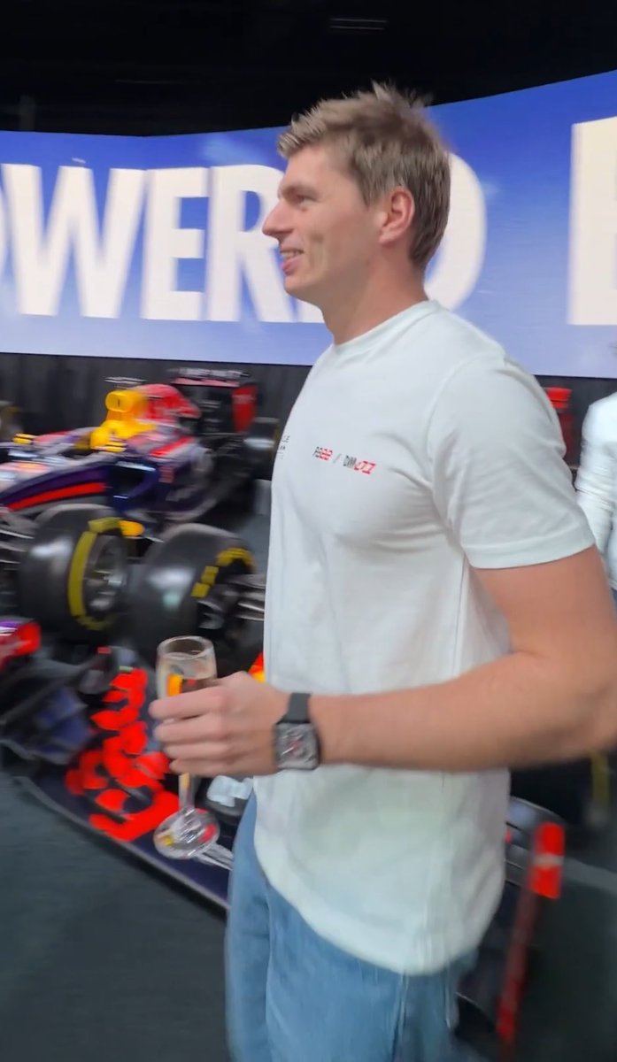 616VERSTAPPEN's tweet photo. SORRY they looked at me first https://t.co/h5Oqe0WCZf