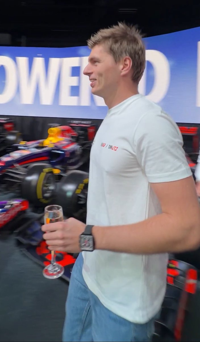 616VERSTAPPEN's tweet photo. SORRY they looked at me first https://t.co/h5Oqe0WCZf