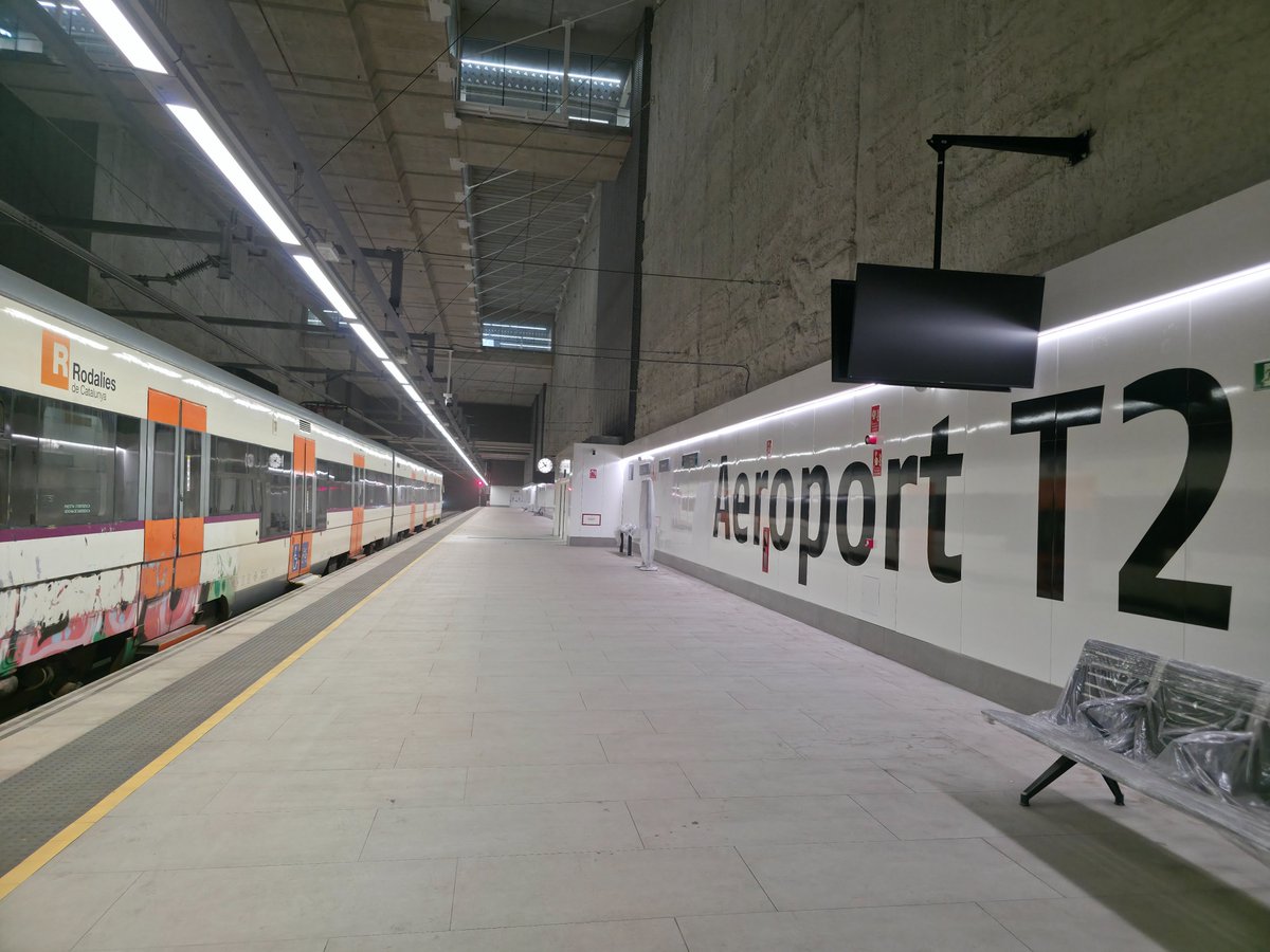 entro_banda's tweet photo. A Catalunya tenim una infraestructura nova, acabada i llesta per entrar a circular però que no funciona perquè la vol estrenar FGC amb els seus trens, que encara no estan homologats. La conexió amb l'aeroport T1 i T2 haurà d'esperar a la foto... vergonya https://t.co/3TcXpHNP7D