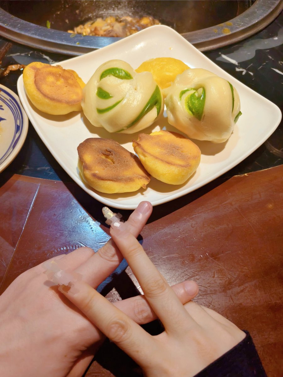 baozaohf's tweet photo. 面基并且动手动脚，哈哈哈哈哈哈哈✌🏻️ https://t.co/zJQ7AOJPEm