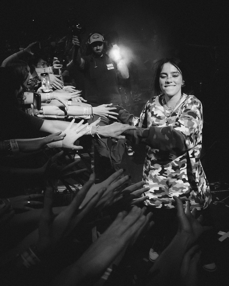 BillieEilishBR's tweet photo. VEM PRO BRASIL? 

Billie Eilish já estaria em negociações para uma turnê em estádios e festivais em 2027 e 2028, acompanhando o lançamento do seu novo álbum, segundo insiders do The Sun. https://t.co/JuKReK5XvI