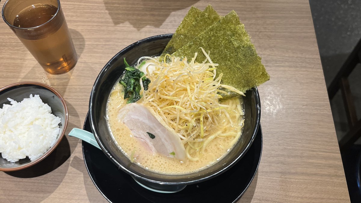 oinagoya's tweet photo. 金山家のネギラーメンを食べに、名古屋においでよ。
白髪ネギがたっぷり乗った、濃厚家系ラーメンだよ。

金山駅すぐの便利な立地で、大満足の1杯に出会ってね～🍜 https://t.co/chGdQRcH85
