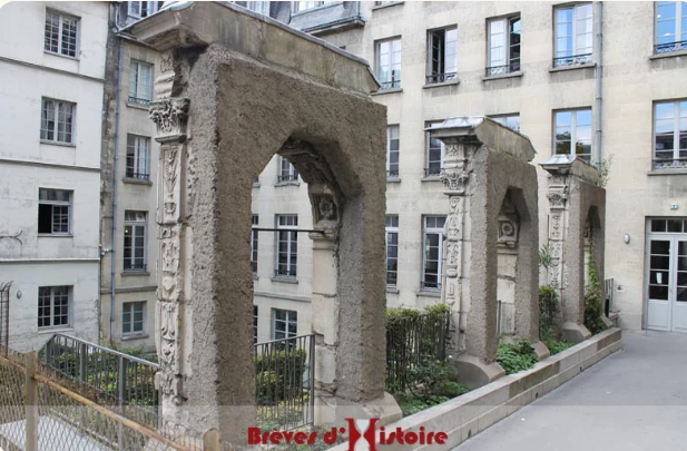 VITO75017new's tweet photo. Trois arcades de style Renaissance se trouvent dans la cour de l’immeuble de l’Association des Compagnons du Devoir, au 82 rue de l’Hôtel-de-Ville.
Elles sont traditionnellement attribuées à l’ancien Hôtel de Ville incendié pendant la Commune en 1871. 
Ph. https://t.co/c4JYxfQ1dB https://t.co/ZoDI2JVWJG