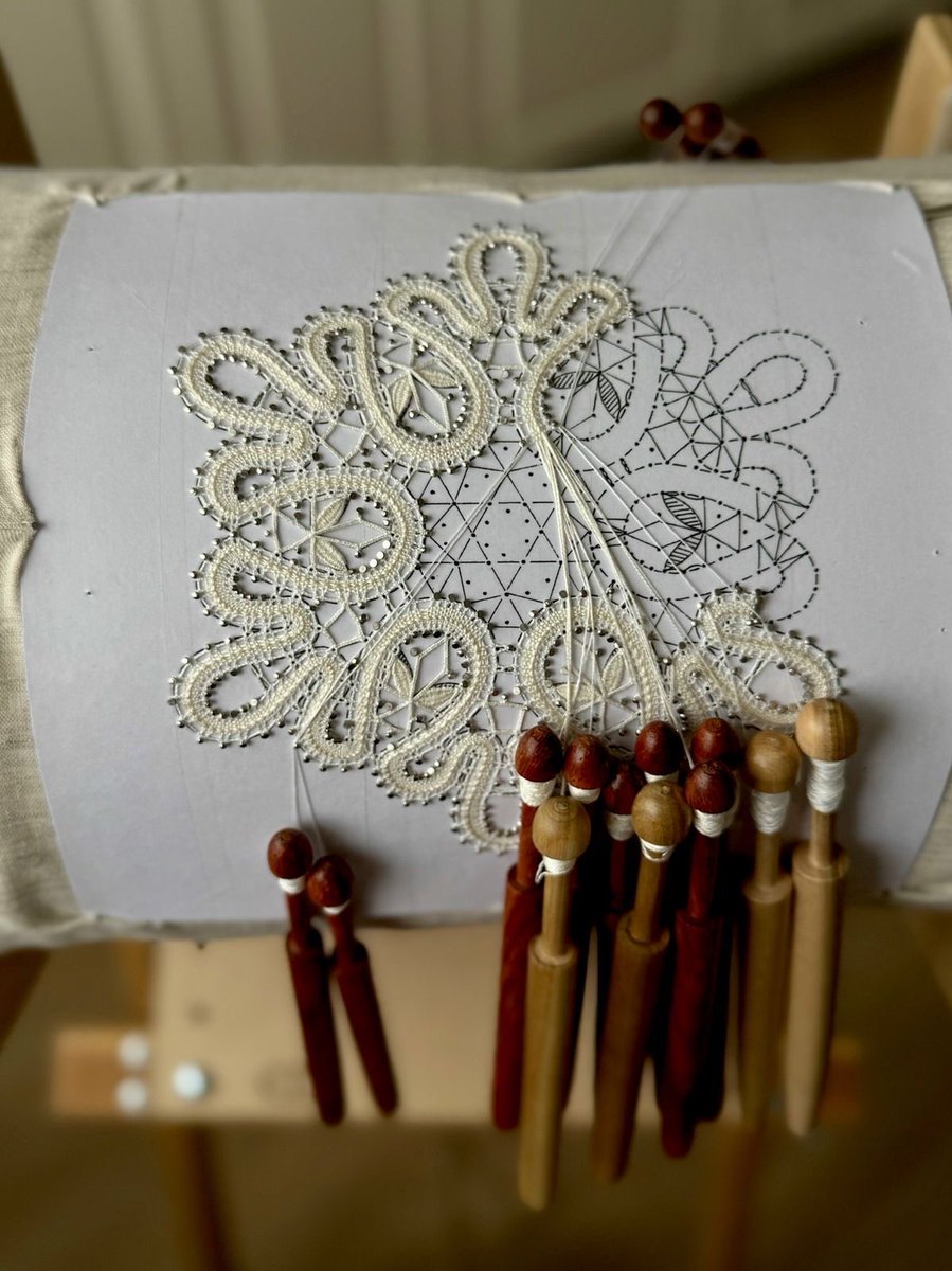 MountainLore_'s tweet photo. The Art of Bobbin Lace

An intricate craft that demands patience.

#BobbinLace #TraditionalCraft #FolkArt #Ethnography #Handmade https://t.co/snKBGXw7TE