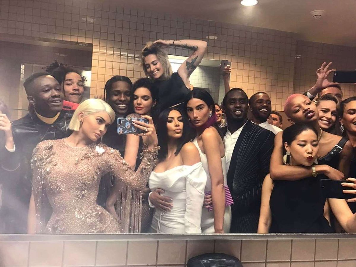 yoxics's tweet photo. when Kylie Jenner broke the Met Gala's no selfie rule for an epic bathroom photo https://t.co/MUfy8SluUi
