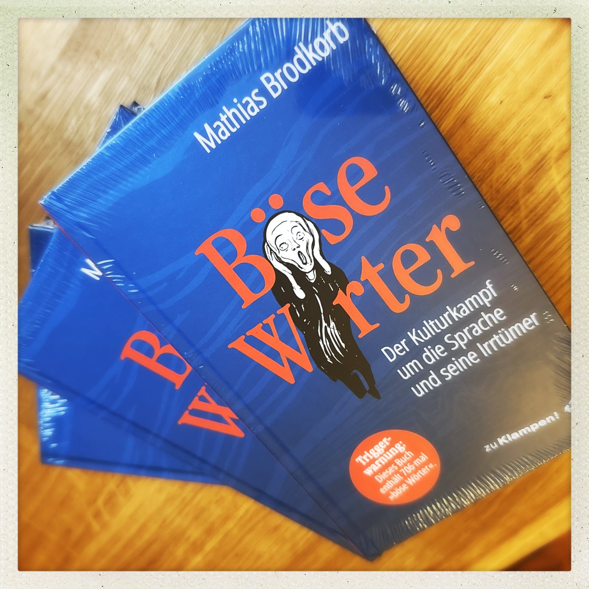 MathiasBrodkorb's tweet photo. "Aber du hast keine Mumu"
Ein Angebot aus der Abteilung Drückerkolonne: Der Monopolist "Amazon" verkauft das Buch "Böse Wörter" schneller, als er Nachschub organisieren kann. Daher jetzt kapitalistischer Lieferengpass. Geht natürlich gar nicht! Im gut sortierten Buchhandel gibt es das Machwerk trotzdem weiterhin. Dennoch ein sozialistisches Gegenangebot, bin gerade in Geberlaune:
Wer diesen Beitrag teilt, nimmt an einer Verlosung von drei Exemplaren teil. Für umme. Die Gewinner dürfen sich auch eine Widmung wünschen. Zunächst muss aber folgende Passage aus dem Buch gelesen werden. Tut nicht weh und ist schnell gemacht. Und ohne den Beitrag zu teilen geht gar nichts:

"Ich fasse, was das Bundesverfassungsgericht vor ein paar Jahren in Sachen Mann und Frau geurteilt hat, zusammen: Es können Irritationen über die eigene Geschlechtsidentität (gender) auftreten. Mindestens bei uneindeutiger Ausprägung der biologischen Geschlechtsmerkmale (sex) sollte das für jedermann verständlich sein. Stellen Sie sich hierzu einfach vor, ihr eigenes Kind hätte mit diesem Problem zu kämpfen.
Wenn ein solcher Mensch dann das bloße Gefühl hat, er sei weder Mann noch Frau, sondern ein drittes biologisches Geschlecht (sex), das es aber gar nicht gibt, müsse dessen Existenz im Namen der Menschenwürde dennoch als objektive Realität anerkannt werden. So sprachen im Jahre 2017 die höchsten deutschen Richter zu Karlsruhe gegen die Wirklichkeit. Das war Schamanismus im Gewande der Jurisprudenz: Der bloße Wille sollte mit höchstrichterlichen Weihen eine andere biologische Realität erschaffen können.
Wenn allerdings bereits ein bloßes Gefühl das eigene biologische Geschlecht bestimmen können soll: Warum soll es dann bloß drei geben? Die Zahl der Geschlechter müsste dann ja von der Zahl der Gefühle abhängen, die unendlich viele sein können. Das Grundgesetz, so die Richter damals, gebiete es jedenfalls nicht, bloß zwei biologische Geschlechter anzunehmen.
Dem Grundgesetz steht es aber auch nicht entgegen, sich wie Pippi Langstrumpf unendlich viele biologische Geschlechter auszudenken, die es gar nicht gibt. Der Beschluss des Bundesverfassungsgerichtes vom 10. Oktober 2017 ist ein einziger geistiger Trümmerhaufen.
Rund vierzig Jahre zuvor hatten die Komiker von »Monty Python« mit »Das Leben des Brian« ihren erfolgreichsten Film veröffentlicht. In einer Szene erklärte einer der Freiheitskämpfer der Volksfront von Judäa namens »Stan«, dass er ab sofort eine Frau sein und »Loretta« genannt werden möchte. Auch er wollte Babys bekommen.
Die Genossen erörtern kurz, ob das überhaupt möglich sei. Natürlich nicht. Stan wird vom Anführer der Volksfront daraufhin mit der objektiven Realität konfrontiert: »Aber Du hast keine Mumu. Eine Gebärmutter hast Du auch nicht. Wie soll das denn funktionieren? Willst Du es in `ner Zigarrenkiste aufheben?« Gemeint war das Kind.
Daraufhin bricht »Loretta« in Tränen aus. Aus Solidarität erfüllen die Genossen »Loretta« dennoch ihren Wunsch. Per demokratischem Beschluss wird Stan zu einer Frau umerklärt, obwohl allen klar ist, dass das in Wahrheit gar nicht möglich ist. Und genau so tat es auch das Bundesverfassungsgericht im Jahre 2017 im Namen der Menschenwürde gegen die Wirklichkeit.
Was vor vierzig Jahren ein Witz war, ist in Deutschland dank höchstrichterlicher Rechtsprechung Realität geworden. Man müsste »Monty Python« daher nachträglich einen Nobelpreis für Prophetie verleihen."