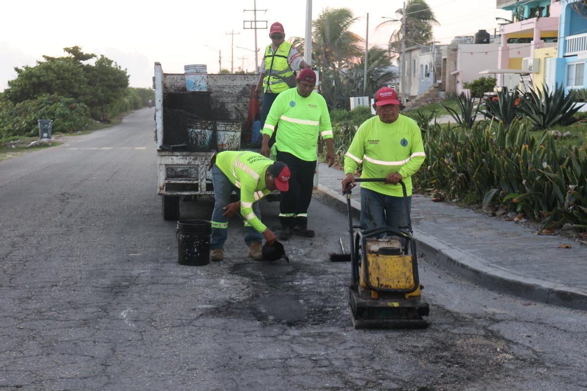 radioturquesa's tweet photo. Gobierno de Isla Mujeres continúa trabajos del Programa Permanente de Bacheo tras las lluvias. Las brigadas de Servicios Públicos atienden distintos puntos de la Zona Insular para mejorar las condiciones de las vialidades y brindar mayor seguridad a conductores y peatones.
https://t.co/pCvefwFn2f