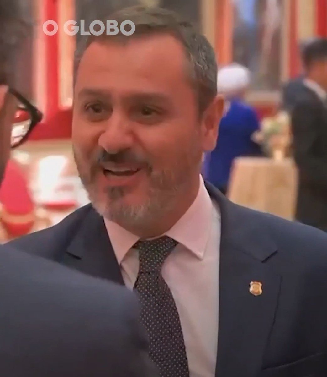 ottoni3101's tweet photo. 🚨🇧🇷 Está circulando um vídeo de uma festinha de luxo, em Londres, promovida por um tal de VORCARO, do Banco Master. 🥂🍾
Aparecem algumas figuras que me parecem MUITO conhecidas... 🤔

Alguém consegue identificar os ilustres convidados?

🎥👇👇"ESSE É O QUE PRENDE BANDIDOS OU PROTEJE"?