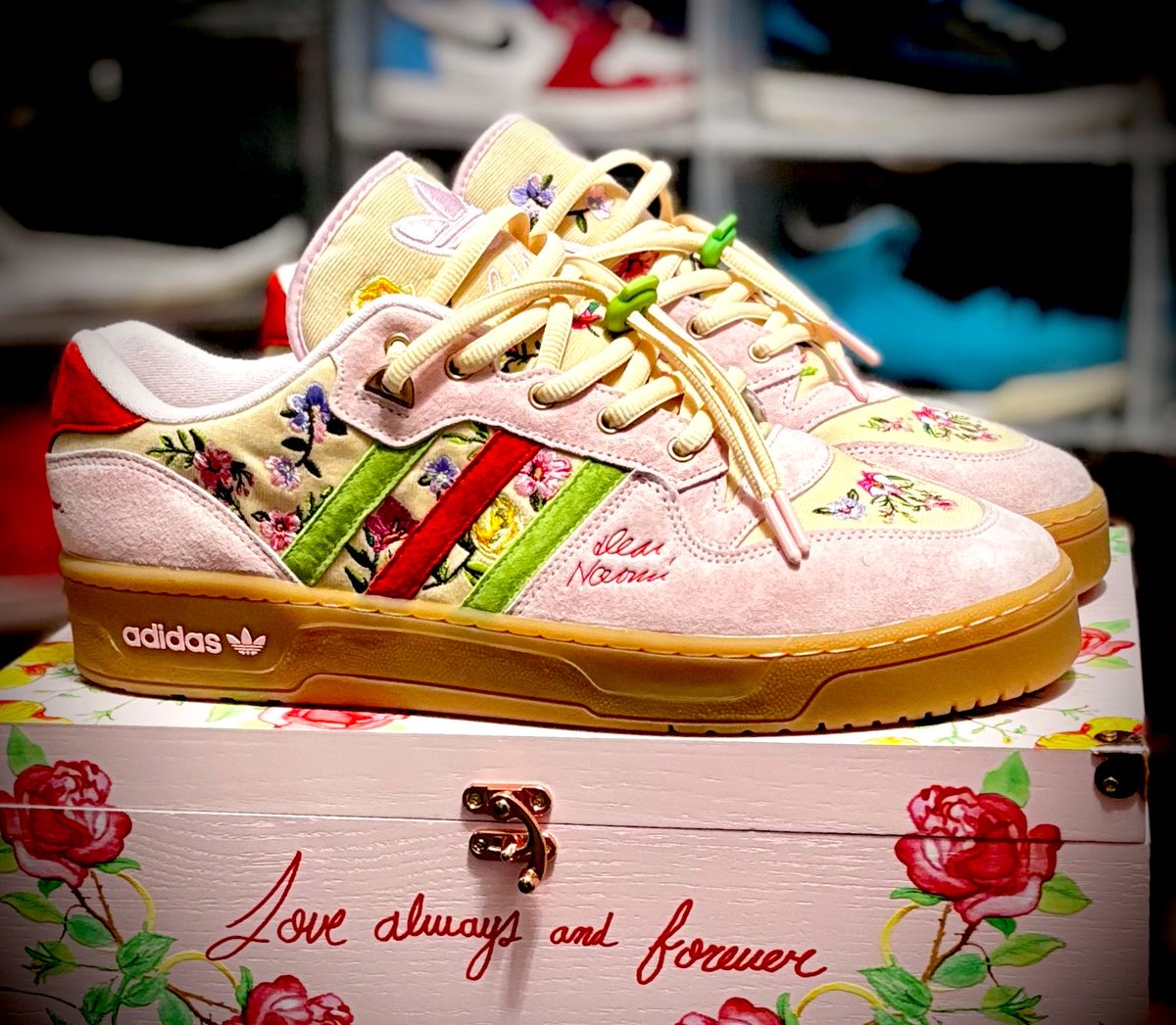 chopboi612's tweet photo. Humpday #PostYourPink for Breast Cancer Awareness 🩷 #kotd Unheardof x Adidas Rivalry Low ‘Grandma’s Couch’ (2025) Inspired by Phil’s grandmother, Naomi. Baby pink suede, embroidered florals & gum soles😮‍💨 That exquisite pink wooden keepsake box?! One of the best shoe boxes EVR! 👏👏👏

#StartWitTheShoes @adidasoriginals @unheardofbrand @snkr_twitr @The_UrbanSyn @sanbenito @SneakerDropWW @tradeblock_us @SneakerVisionz @zSneakerHeadz @sneakermarketro @snkr_twitr @SneakerAdmirals #puredopekicks