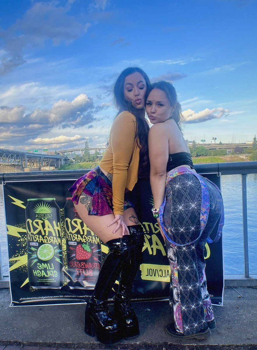 itemsquest2's tweet photo. Making unforgettable memories and losing our voices under the sunny sky. What happens in Vegas! #VegasNightlife #FestivalOutfit #SquadGoals #GoodEnergy #WeekendVibes https://t.co/ZiVv2qNTBQ