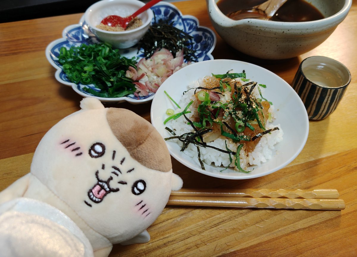 Bear1014Mr's tweet photo. Happy Birthdayとぅーみー
いよいよ風船は飛ばなかったね

夜勤明けなので自分へのご馳走は簡単に宇和島鯛飯
お酒は先日飲んだ春鹿の純米吟醸
どちらも美味しい…
特に鯛飯、米が足りない（1合ペロリの薬味モリモリ）
春鹿は淡麗と書いてあった割に甘さがあり飲みやすい
＃パイセンと一緒 https://t.co/EySUT0JgFh