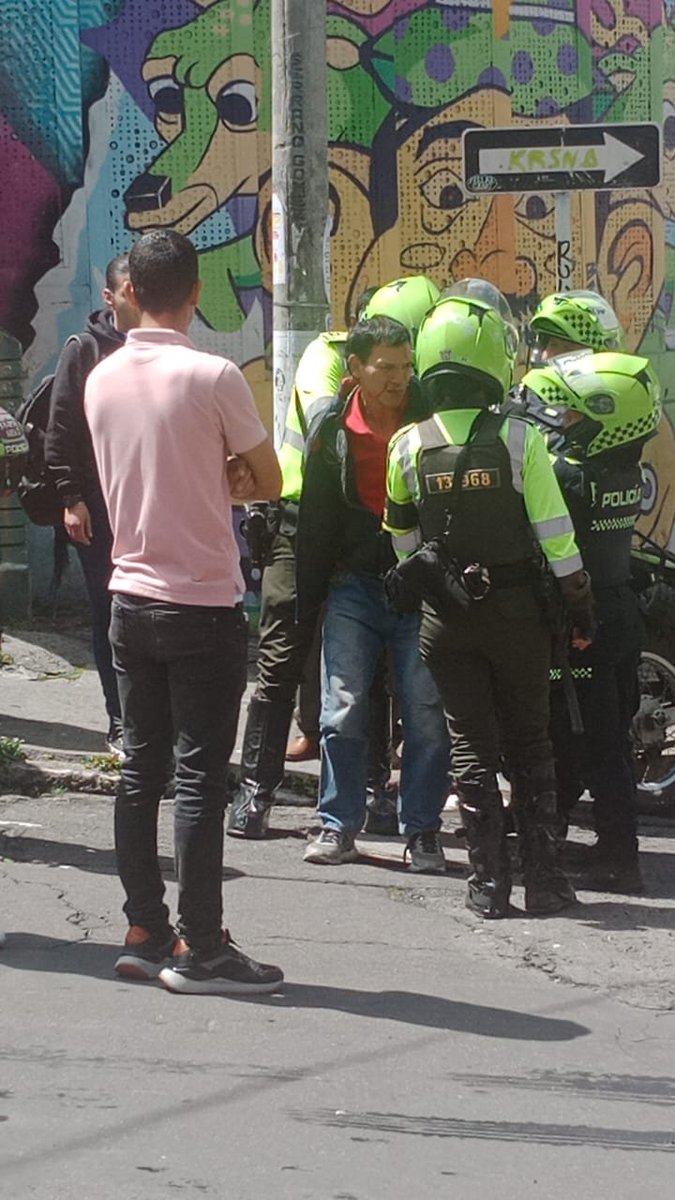 PasaenBogota's tweet photo. #BOGOTÁ. Presunto ladrón capturado en la localidad de Chapinero en el sector de Marly. Según informan el individuo le habría robado el celular a una mujer, la comunidad da aviso a la policía que en una rápida reacción logran agarrar al sospechoso. https://t.co/Y6ZFFW086O