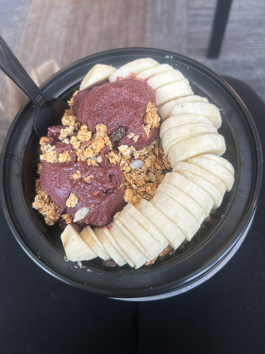 Sugarcanebnes's tweet photo. Why must I get raisins in my açaí bowl huh pulp??? https://t.co/ONXWaNode3