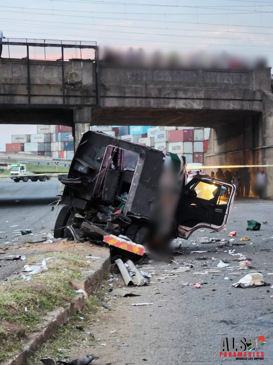 DasenThathiah's tweet photo. BREAKING NEWS | Three cash-in-transit heist suspects have been killed in a deadly gun battle with police in Umlazi. 

They were caught shortly after bombing a cash van, which sparked a chase from police and security officials. 

@AlsParamedics says two guards also sustained injuries. 

Details on @eNCA.