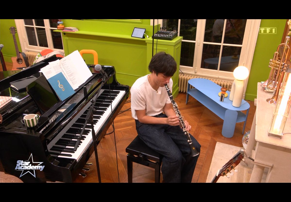 mriaaslbr_'s tweet photo. pas Cameron qui test tout les instruments de musique jpp trop chou #StarAcademy https://t.co/hl6tqkcGwo